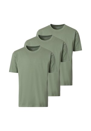 Tre identiske olivengrønne t-shirts med korte ærmer og rund hals, pænt lagdelt og vendt fremad mod en hvid baggrund.