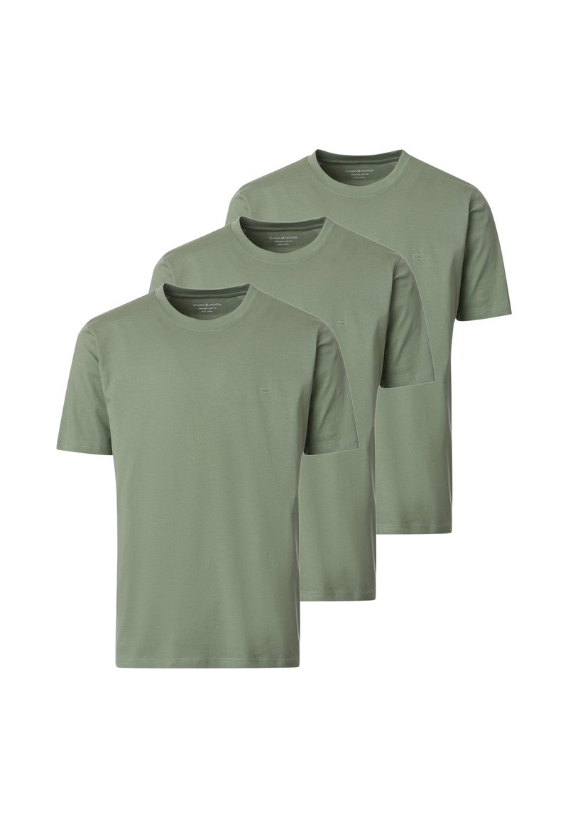 Tre identiska olivgröna kortärmade t-shirts med rund halsringning, prydligt staplade och vända framåt mot en vit bakgrund.