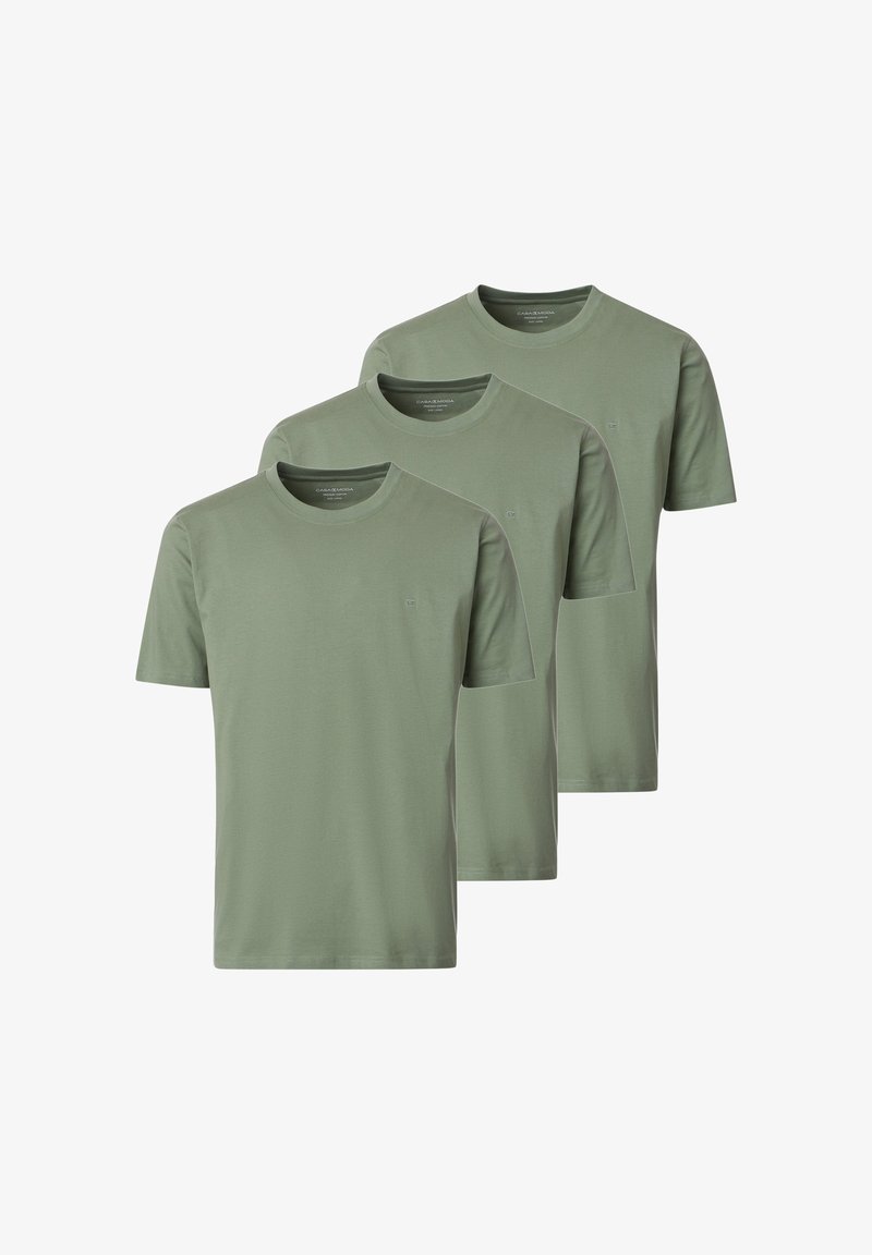 Kolme identtistä oliivinvihreää lyhythihaista pyöreäkauluksista t-paitaa, siististi kerroksittain ja eteenpäin päin valkoista taustaa vasten.