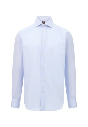 Helles blaues Langarmhemd mit Button-Down-Kragen, das ein subtil gestreiftes Muster und weiße Knöpfe aufweist. Glatte Stoffstruktur.