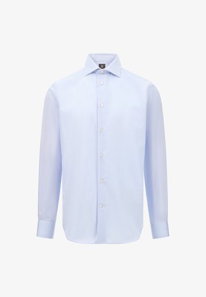 Vaaleansininen pitkähihainen paitapusero, jossa on nappikaulus. Puserossa on hillitty raidallinen kuvio ja valkoiset napit. Siisti kangas, jonka pinta on sileä.