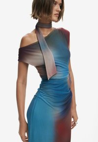 Blau- und braunfarbiger gradientes Kleid mit schulterfreiem Design, figurbetontem Oberteil und geraffter Textur, das mit einer passenden Halsbinde ausgestattet ist.