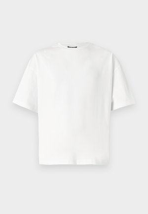 Hvid kortærmet T-shirt med rund hals, lavet af blødt bomuld, med en afslappet pasform og glat tekstur, minimalistisk design.