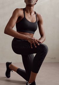 Puma KEEPS ULTRABARE STRAPPY - Vidutiniškai krūtinę prilaikanti sportinė liemenėlė - puma black