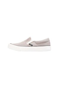 Beige Canvas-Einschupfschuh mit weißer Gummisohle. Verfügt über elastische Seiteneinsätze und ein schwarzes Logo-Label an der Seite. Mit abgerundetem Zehendesign.