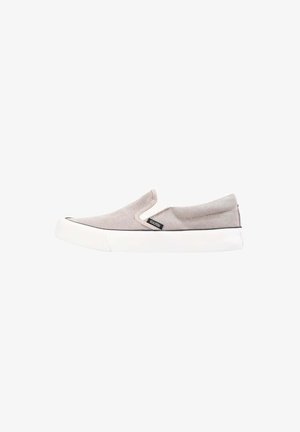Beige Canvas-Einschupfschuh mit weißer Gummisohle. Verfügt über elastische Seiteneinsätze und ein schwarzes Logo-Label an der Seite. Mit abgerundetem Zehendesign.