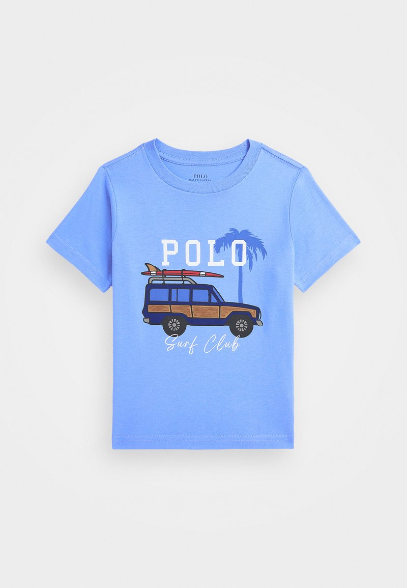 Ljusblå bomulls t-shirt med en grafik av en bil med surfbrädor, palmer och texten "POLO Surf Club" i vitt och brunt.