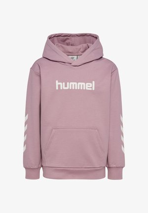 Jasnofioletowa bluza z kapturem z białym logo hummel na piersi oraz białymi paskami w kształcie szewronów na rękawach, kieszenią kangurką z przodu i ściągaczami.