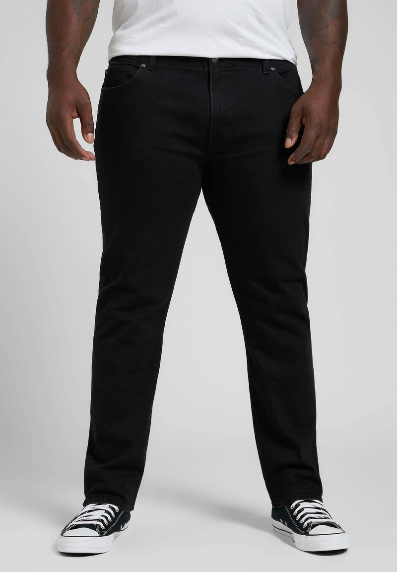 Czarne dżinsy o prostym kroju, pięć kieszeni i gładka tekstura. W połączeniu z czarno-białymi sneakerami.