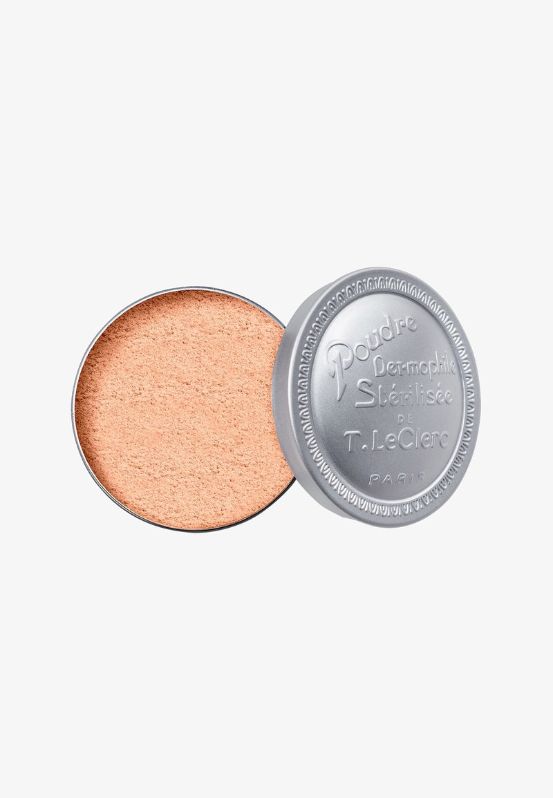 Runde, geöffnete Dose mit beigem, losem Gesichts-Puder und silbernem Deckel, geprägt mit "Poudre Dermophile Stérilisée de T. LeClerc Paris."