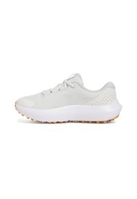 Scarpe da ginnastica grigio chiaro con una tomaia testurizzata, punta arrotondata e una suola bianca con scanalature. Presenta spuntoni arancioni per la trazione sulla suola.