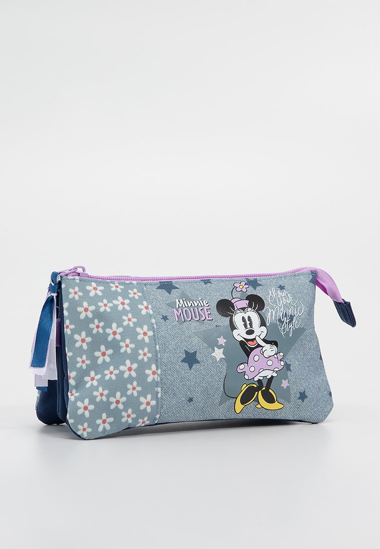 Estuche de lápices de mezclilla con un patrón floral en azul claro, que presenta un gráfico de Minnie Mouse en rosa y gris, y un cierre de cremallera morado con un pompón.
