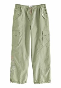 Pantalons cargo vert clair avec taille élastique, cordon de serrage, deux poches latérales et motif brodé sur la jambe gauche. Tissu léger.