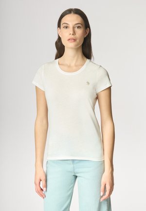 T-shirt bianco aderente con maniche corte e scollatura rotonda; presenta un piccolo logo dorato sul petto; texture liscia, tessuto leggero.