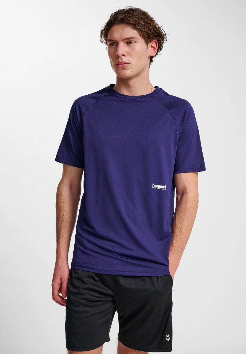 Maglietta atletica a maniche corte di colore viola scuro, realizzata in tessuto traspirante, con scollo rotondo e maniche raglan, caratterizzata da un piccolo logo bianco.