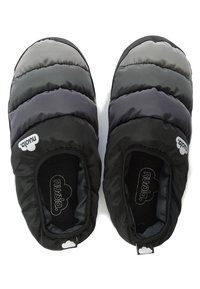 Zapatillas acolchadas para interiores en negro con detalles en gris, que presentan una forma redondeada, textura suave y el logotipo de la marca en el lateral y en la plantilla.