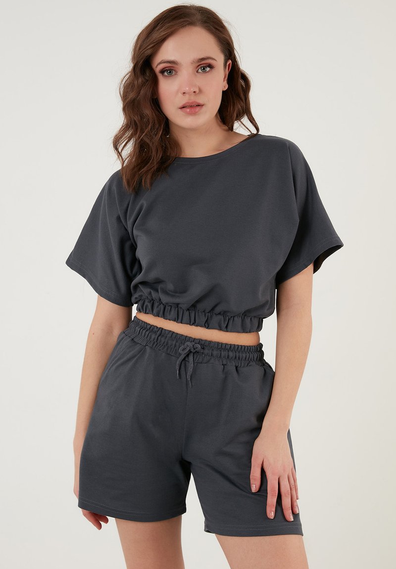 Damen Kleider | LELA CROP Shorts smoked color/dunkelgrau - XC70470 Damen Kleider | LELA CROP Shorts smoked color/dunkelgrau - XC70470