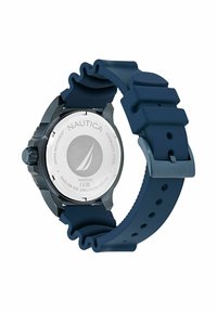 Hodinky Nautica s nerezovým zadním víčkem, modrým silikonovým páskem s vlnkovými detaily a bezpečnou sponou, vodotěsné do hloubky 200 metrů.