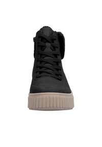 Baskets montantes noires avec un extérieur en cuir texturé, bout rond, lacets à l'avant, et une semelle en caoutchouc beige avec des détails rainurés.