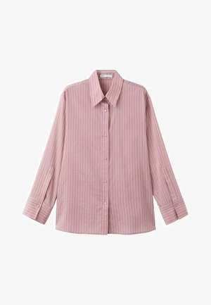 Camisa rosa de manga larga con botones, con finas rayas verticales y un cuello ancho y puntiagudo, mostrada extendida sobre un fondo blanco.