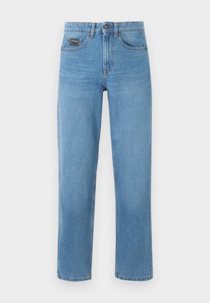 Vaaleansiniset suorat farkut, joissa on etunapit, vetoketjukiinnitys ja taskut, sekä pieni musta etiketti oikean etutaskun kohdalla.