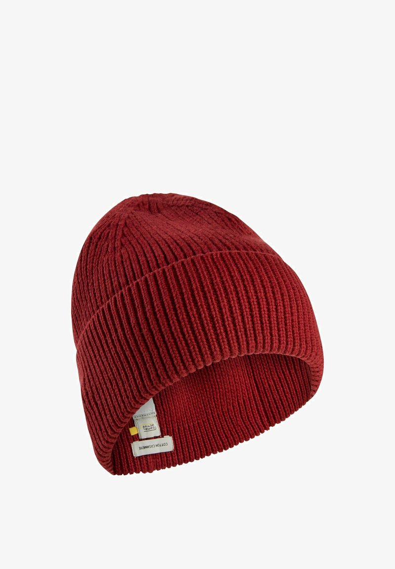 Rød strikket hue med ribbet tekstur og foldet opsmøg. Lille mærke synligt på siden, lavet af blødt, varmt materiale.