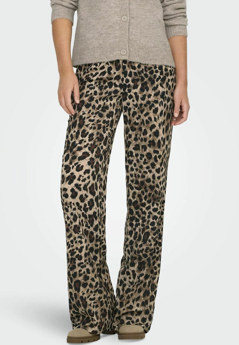 Leopardenprint met wijde pijpen in een beige basis met zwarte en bruine vlekken. Zachte stof en een comfortabele pasvorm, gecombineerd met neutrale schoeisel.