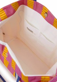 Tote bag met een kleurrijk gestreept patroon in roze en geel. Het interieur heeft een effen witte voering en een labelvakje. Voorzien van een knoopsluiting.