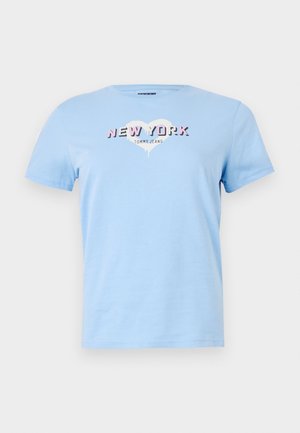 T-shirt en coton bleu clair à manches courtes, mettant en avant "NEW YORK" en lettres noires et roses en gras au sein d'un graphique en forme de cœur.