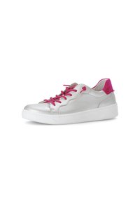 Silberne Leder-Sneaker mit pinken Schnürsenkeln und Akzenten. Sie verfügen über eine glatte Oberfläche, eine abgerundete Zehe und eine weiße Gummisohle.