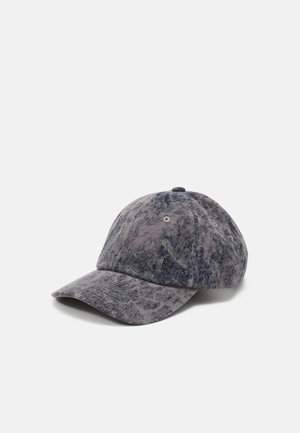 Szara czapka baseballowa z kwasowym efektem, z zakrzywionym daszkiem i subtelnym tłoczonym logo na przednim panelu, prezentowana na prostym białym tle.