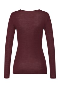 Bluzka z długim rękawem w głębokim burgundzie, z prążkowaną teksturą i okrągłym dekoltem, zaprojektowana w dopasowanej sylwetce.