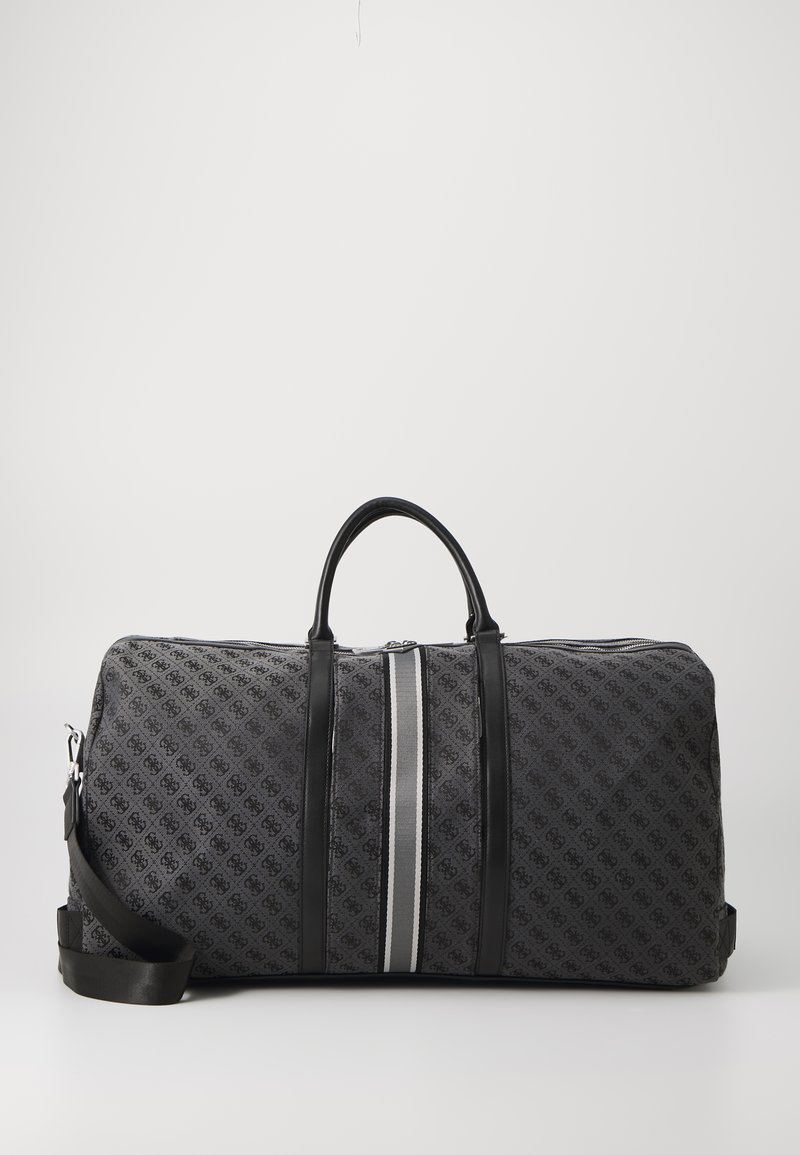 Sac de voyage noir avec un motif gris texturé, présentant des poignées en cuir, une bandoulière réglable amovible et un détail en bande argentée.