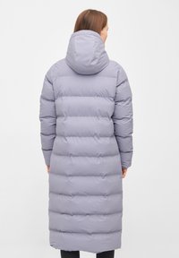 Langer, gepolsterter Mantel in Hellgrau. Verfügt über eine Kapuze, einen geraden Schnitt und eine gesteppte Textur mit horizontalen Nähten zur Isolierung.