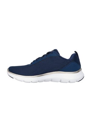 Zapatilla deportiva de malla azul marino con suela blanca acolchada, cordones delanteros y ribete gris, mostrada de perfil sobre fondo blanco.