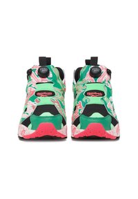 Tenisky Reebok s výrazným zeleným, ružovým a čiernym vzorom, s textúrovaným zvrškom, čiernou sieťovinou, polstrovaným golierom a technológiou Insta Pump.