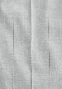 Hellgrauer Stoff mit glatter Textur, der drei vertikale gestickte Linien und ein dezentes Webmuster aufweist. Ideal für Bekleidung oder Polsterung.