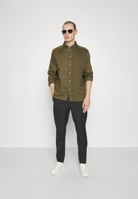Les Deux KRISTIAN SHIRT - Marškiniai - olive night
