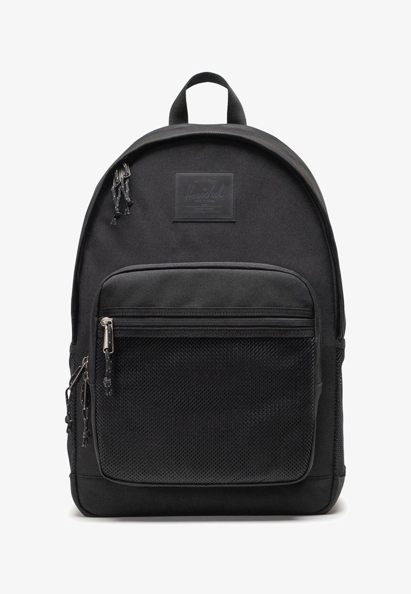 Mochila negra con un compartimento principal y un bolsillo de malla en la parte frontal. Cuenta con un asa en la parte superior, cremallera frontal y acentos de tela texturizada.