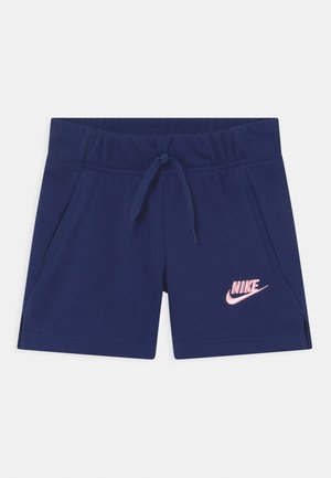 Granatowe sportowe spodenki z elastycznym pasem, regulowanym ściągaczem, bocznymi kieszeniami oraz różowym logo Nike na przedniej prawej nogawce.