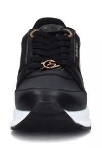 Sneaker nera con tomaia in pelle testurizzata, dettagli in metallo dorato, lacci tondi e suola bianca. Presenta un design elegante e slanciato.