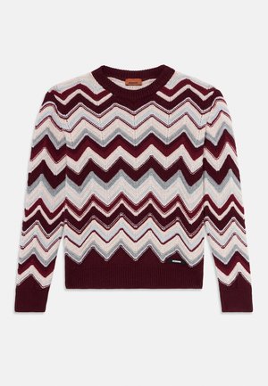 Hosszú ujjú kötött pulóver bordó, fehér és szürke cikk-cakk mintával, bordázott mandzsettákkal és szegéllyel, fehér háttéren.
