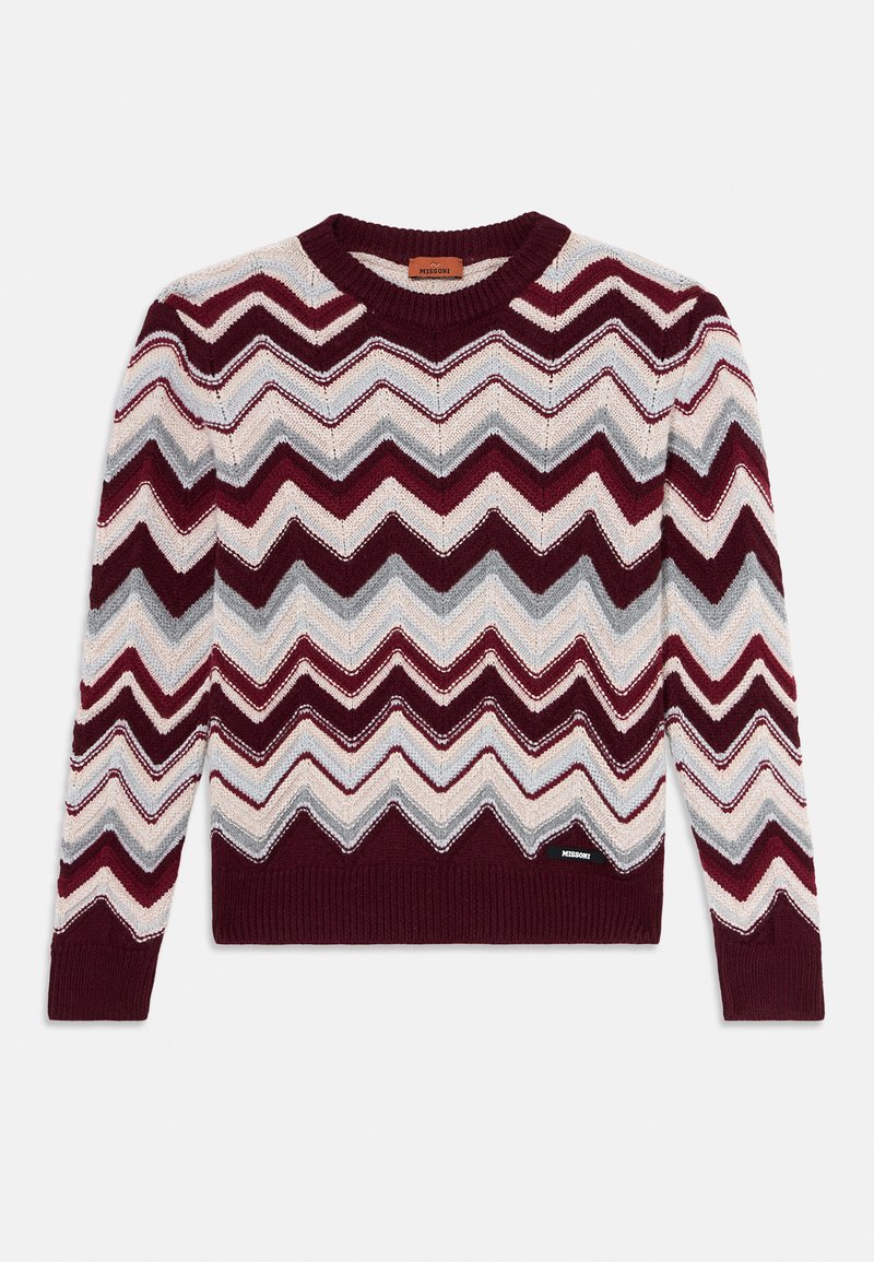 Hosszú ujjú kötött pulóver bordó, fehér és szürke cikk-cakk mintával, bordázott mandzsettákkal és szegéllyel, fehér háttéren.