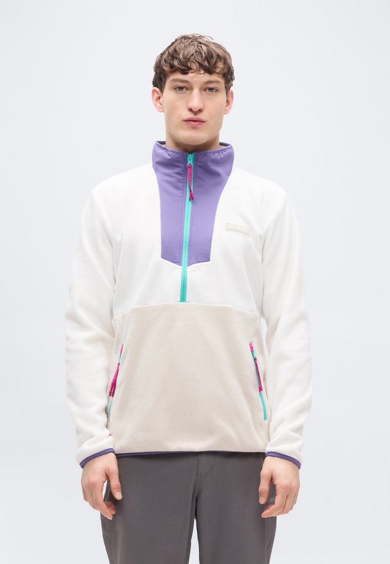 Λευκό φλις πουλόβερ με μοβ γιακά, τυρκουάζ φερμουάρ και μπεζ εμπρόσθιο πάνελ. Διαθέτει δύο πλευρικές τσέπες με φερμουάρ και ροζ λεπτομέρειες.