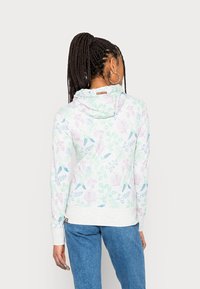 Hoodie i ljusgrått med ett blommönster i grönt, blått och lila. Har mudd och en texturerad tyg.