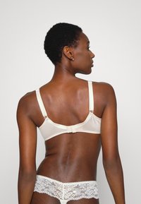 Chantelle COVERING MOLDED  - Soutien com aro - soft pink