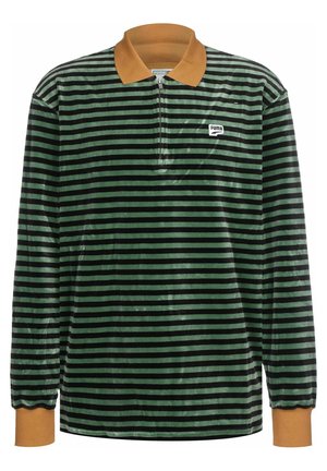 Gestreepte poloshirt met lange mouwen in groen en zwart, met een ritskraag met een bruine accent, gemaakt van zacht, pluizig materiaal. Logo op de borst.