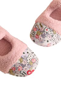 Pantofole con motivo floreale, con parte superiore in pile rosa e una punta in tessuto stampato con motivi di fiori e dadi. Forma arrotondata, texture morbida.