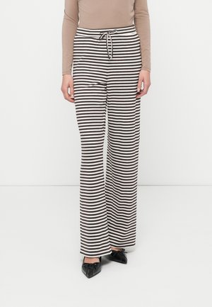 PCLAYA WIDE PANTS - Calças - chicory coffee/coconut milk