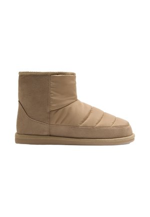 Bota de invierno marrón claro hasta la mitad de la pantorrilla, con parte frontal acolchada, parte trasera de textura ante y suela plana, diseñada para brindar calidez y uso casual.